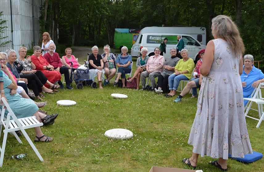 Julia Varley thanking Mette Jensen and other volunteers at the 2019 Transit Festival. Photo: Lyn Cunningham.